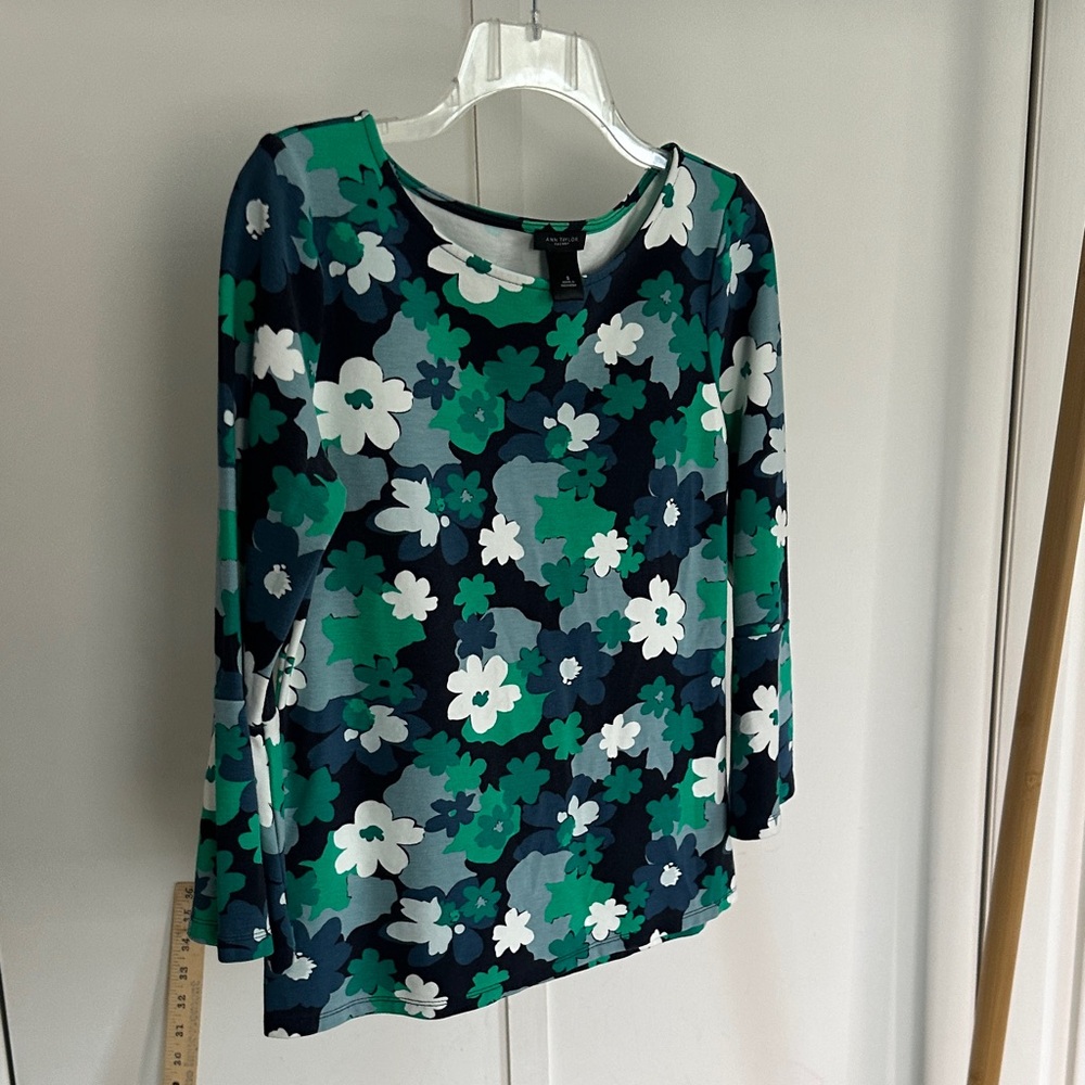 Ann Taylor Factory Green Navy and White Floral Scoop-Neck Long Sleeve Top‎